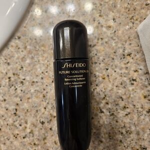 Shiseido Future Solution LX Balancing Softener - Black